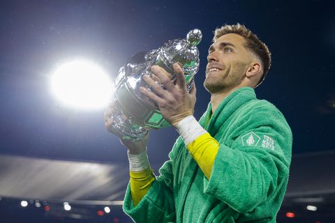 Bekerheld van Go Ahead Eagles treedt in voetsporen van succesvriendin: 'Eindelijk een prijs voor mij'