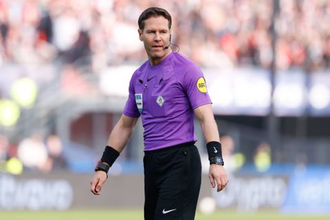 Danny Makkelie geeft duidelijkheid over veelbesproken telefoontje in bekerfinale: 'Het was voor ons niet zichtbaar'