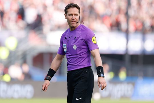 Danny Makkelie geeft duidelijkheid over veelbesproken telefoontje in bekerfinale: 'Het was voor ons niet zichtbaar'