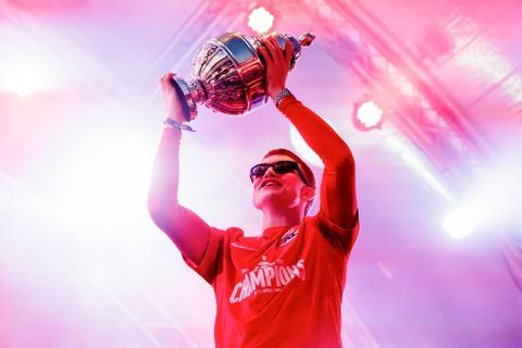 AZ staat voor 'gekke wedstrijd' na grootse huldiging: 'Alcohol is natuurlijk niet ideaal voor je herstel'