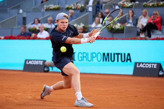 Toptennisser Jesper de Jong komt voor ogen van schaatsvriendin Pien Hersman net te kort voor stunt tegen Spaans wonderkind