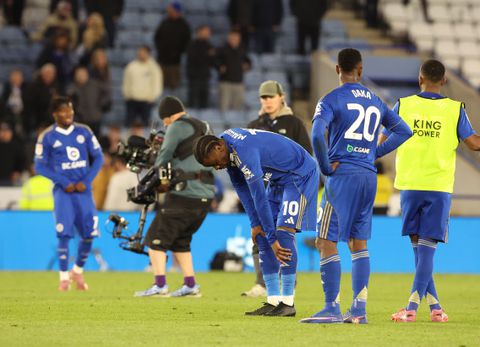 Dramatische instorting Leicester City symbool voor harde realiteit in Engeland: ‘Dan kom je gelijk in de problemen’