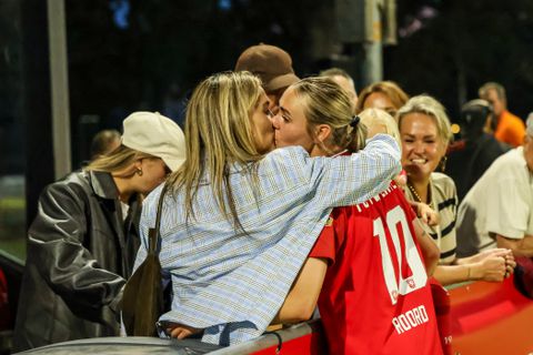 Populair sportkoppel Jill Roord en Pien Sanders viert speciale dag met lekkers