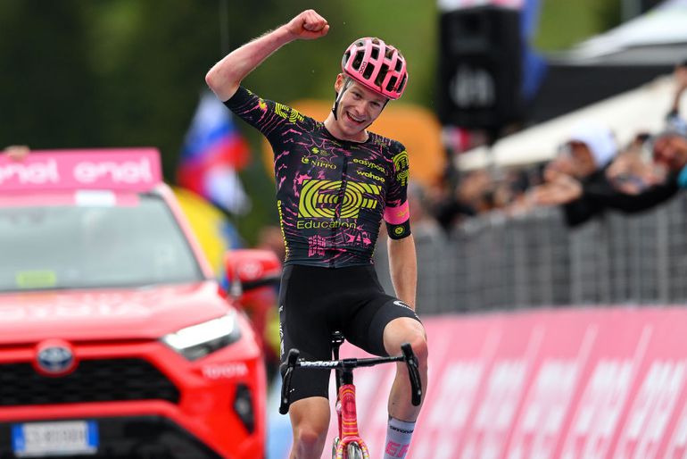 Georg Steinhauser wint solo in Giro na zware bergetappe en houdt groep der favorieten achter zich