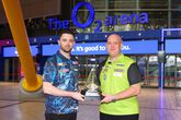 Michael van Gerwen wil de man zijn die Luke Humphries stopt tijdens de finale-avond van de Premier League Darts. ©PDC