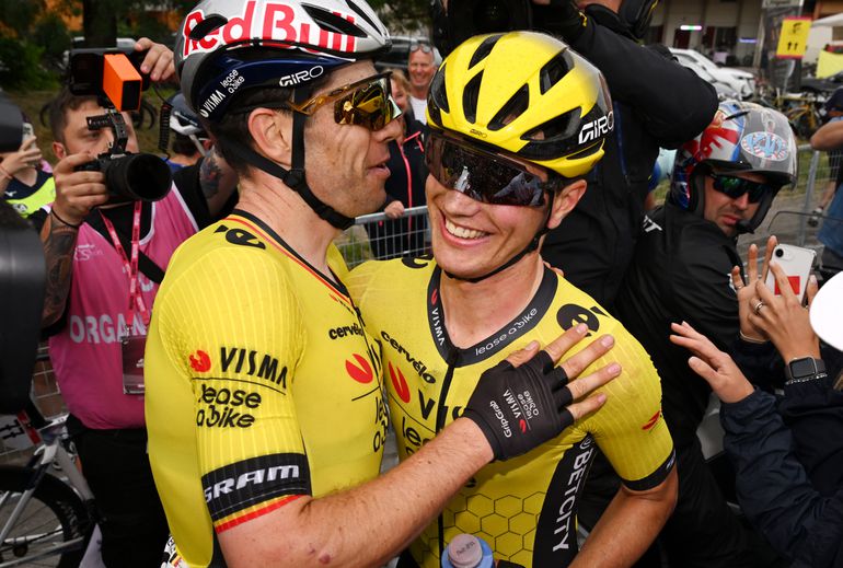 Weer Nederlands succes in Giro d'Italia: Olav Kooij wint etappe na schitterende sprint