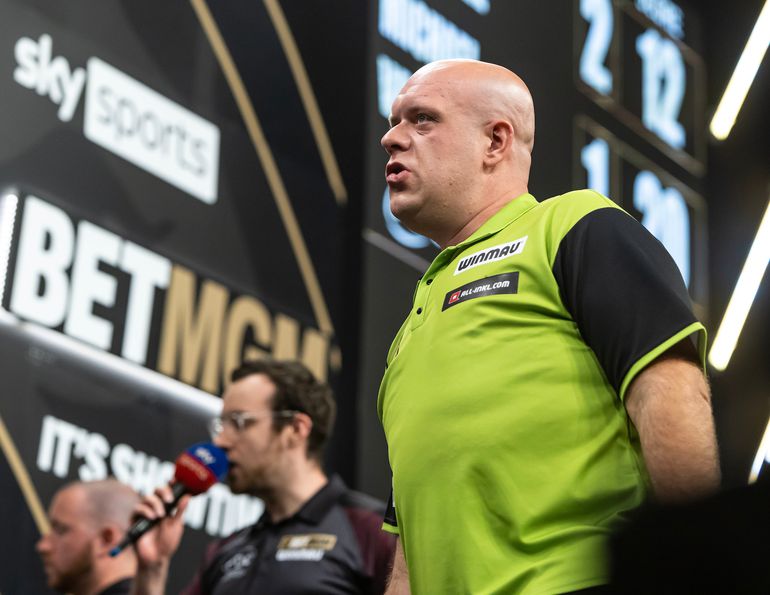 Pijnlijke aftocht voor Michael van Gerwen in Premier League Darts: 'Die honger is er niet'