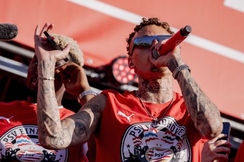 PSV'er Noa Lang viert na landstitel ook andere mijlpaal en wordt op zijn plek gezet door vriendin Blossom Blue