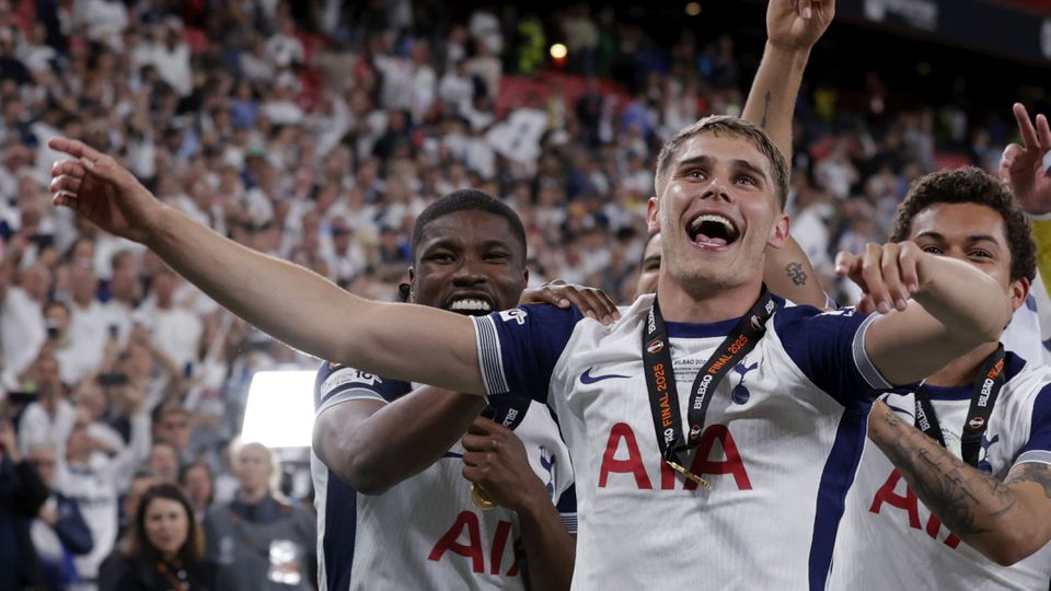 Europa League-held Micky van de Ven verrast na extra prijs met Tottenham: 'Nog niet eens aan gedacht' image