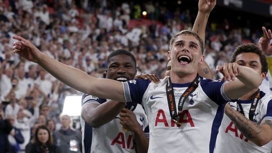 Europa League-held Micky van de Ven verrast na extra prijs met Tottenham: 'Nog niet eens aan gedacht'
