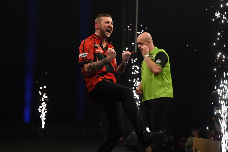 Pijnlijke aftocht voor Michael van Gerwen in Premier League Darts