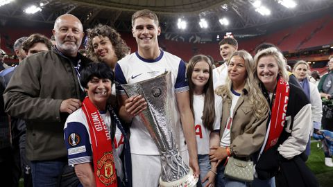 Hele familie van Micky van de Ven duikt op bij feest na Europa League-finale: 'Ik ging helemaal kapot'
