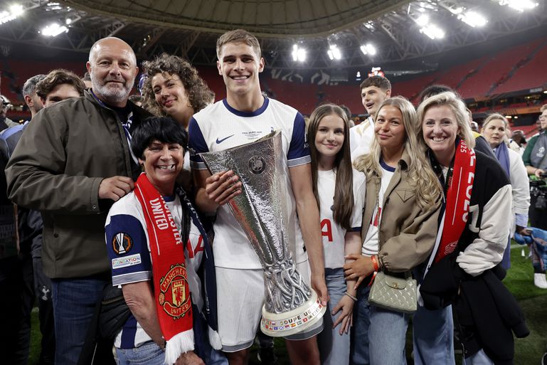 Hele familie van Micky van de Ven duikt op bij feest na Europa League-finale: 'Ik ging helemaal kapot'