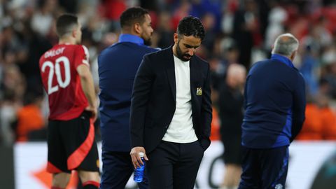 Geplaagde trainer Manchester United praat na verloren finale over volgend 'moeilijk moment' én zijn toekomst