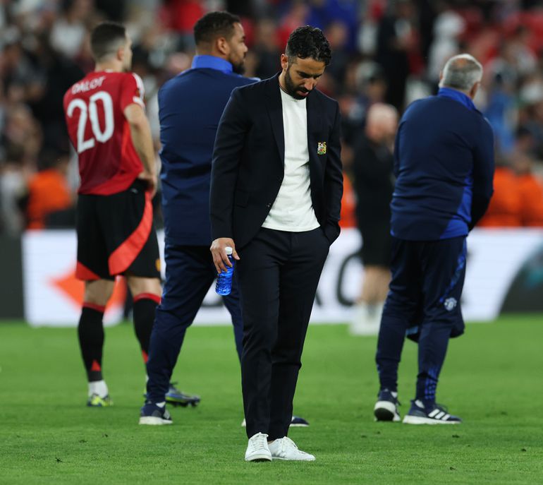 Geplaagde trainer Manchester United praat na verloren finale over volgend 'moeilijk moment' én zijn toekomst