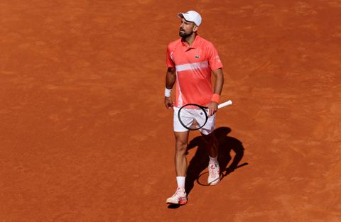Jarige Novak Djokovic slaat racket kapot bij bizarre woede-uitbarsting in Genève: 'Het was een spannende wedstrijd'