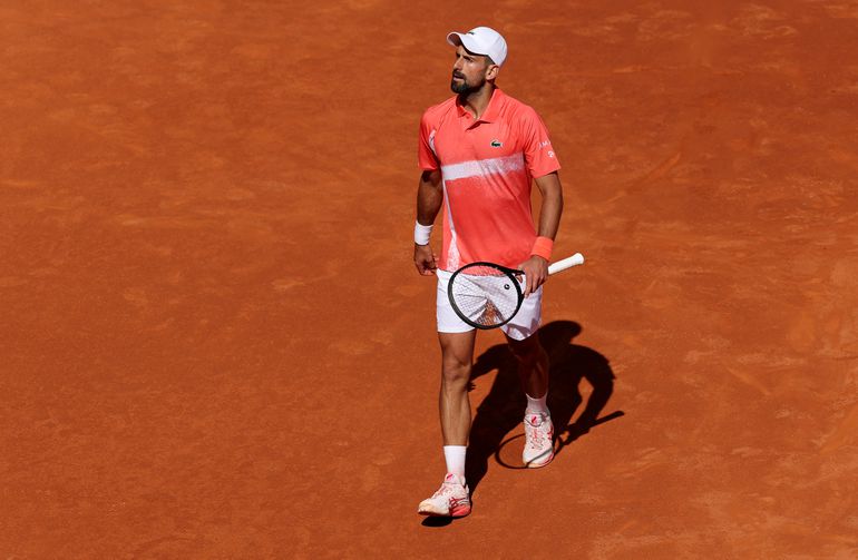 Jarige Novak Djokovic slaat racket kapot bij bizarre woede-uitbarsting in Genève: 'Het was een spannende wedstrijd'