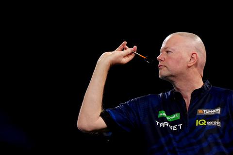 Dartsicoon Raymond van Barneveld lost gelijk belofte in na ingrijpend besluit: 'Heb een fantastische tijd'
