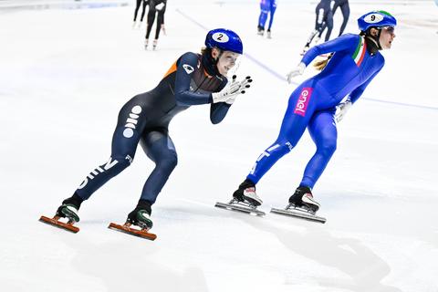 In gouden jurk gehesen Xandra Velzeboer 'vereerd' na bijzonder uitstapje op tv