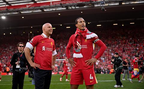 Oranje-aanvoerder Virgil van Dijk (34) geprezen na unieke prestatie in Premier League: 'Laat staan op zijn leeftijd'