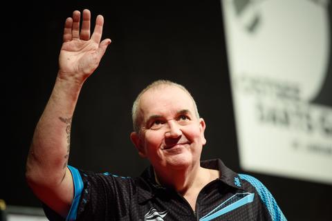 Dartslegende Phil Taylor (65) heeft handen vol aan nieuw project: 'Ik had overal pijn'