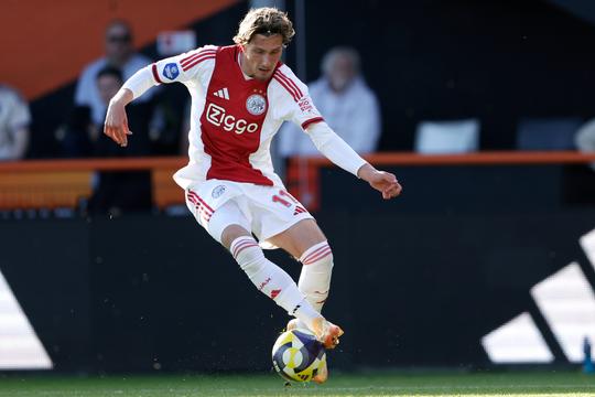 'Held' Mika Godts (20) maakt zich populair bij fanatieke Ajax-fans door opvallende actie
