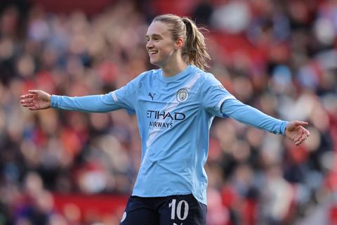 Openhartige Vivianne Miedema blikt terug op moeilijke periode: 'Het vieren van de landstitel was extra emotioneel'