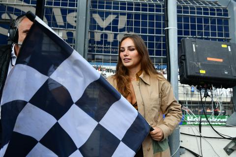 'Mooiste sportvrouw van Nederland' ziet comeback op de fiets compleet in het water vallen