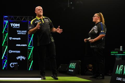 Vrouwelijke topdarter (22) is erg gesteld op Michael van Gerwen: 'Ik waardeer dat echt enorm'