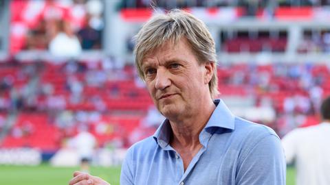 Geprikkelde Wim Kieft (63) bijt geïrriteerd van zich af: 'Krijgen we dat verhaal weer...'