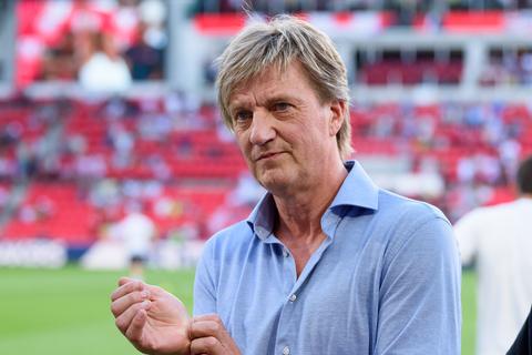 Geprikkelde Wim Kieft (63) bijt geïrriteerd van zich af: 'Krijgen we dat verhaal weer...'