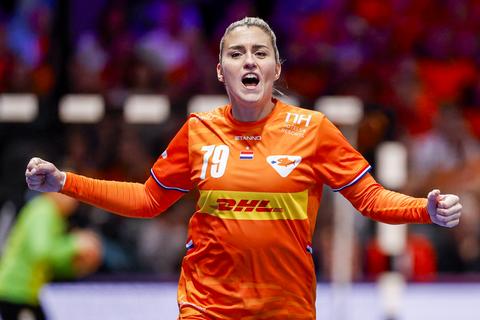 Emoties lopen op rond handbalicoon Estavana Polman: 'Jij danst en ik huil al'
