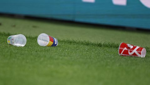 UEFA start onderzoek na gooien bekers door Oranjefans: KNVB kan rekenen op boete