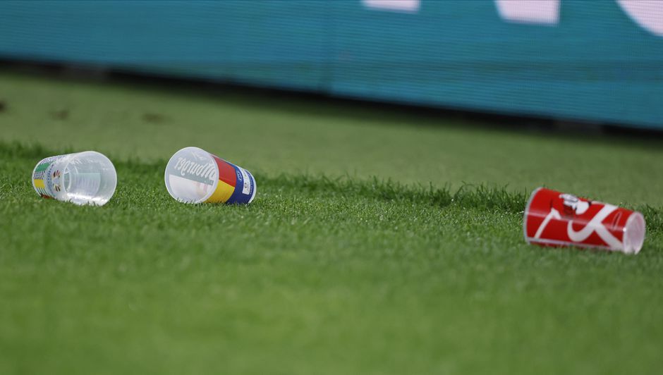 UEFA start onderzoek na gooien bekers door Oranjefans: KNVB kan rekenen op boete