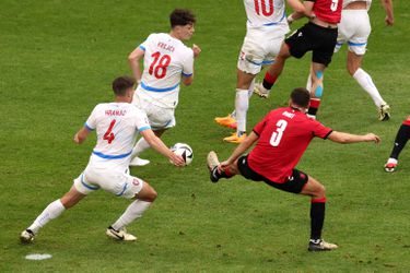 Is dit dé pechvogel van het EK voetbal? Verdediger van Tsjechië veroorzaakt wéér een tegendoelpunt