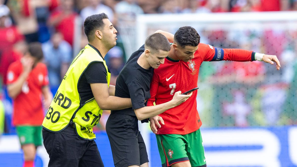 Cristiano Ronaldo gelooft zijn ogen niet: steward blesseert Portugese spits met lompe sliding