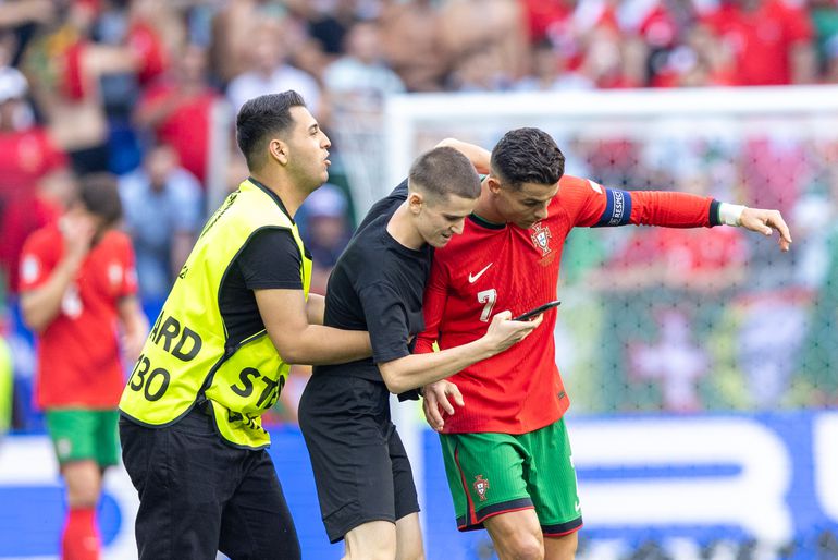 Cristiano Ronaldo gelooft zijn ogen niet: steward blesseert Portugese spits met lompe sliding