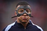 Gemaskerde Kylian Mbappé schiet dag na Nederland - Frankrijk met scherp tijdens oefenduel met bijzondere tegenstander