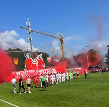 Grote paniek bij oefenduel FC Twente: enorme stellage valt op fans, meerdere gewonden