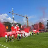 Het spandoek werd omhooggehaald door een hijskraan, maar dat ging later helemaal mis © Sportnieuws.nl