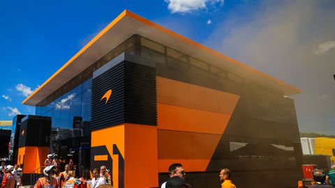 Max Verstappen vierde bij derde vrije training in Spanje, fik bij McLaren en Carlos Sainz on fire