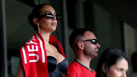 Vriendin van Cristiano Ronaldo straalt als supporter op tribunes tijdens Turkije - Portugal