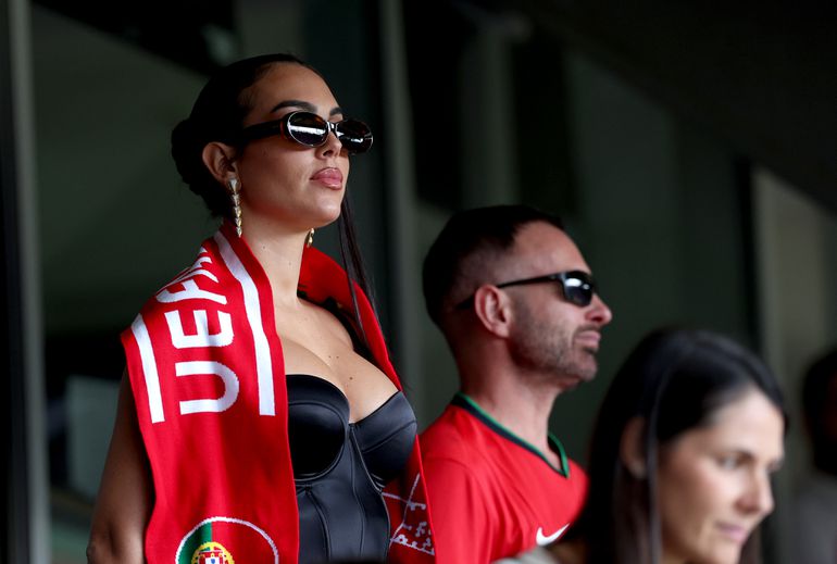 Vriendin van Cristiano Ronaldo straalt als supporter op tribunes tijdens Turkije - Portugal