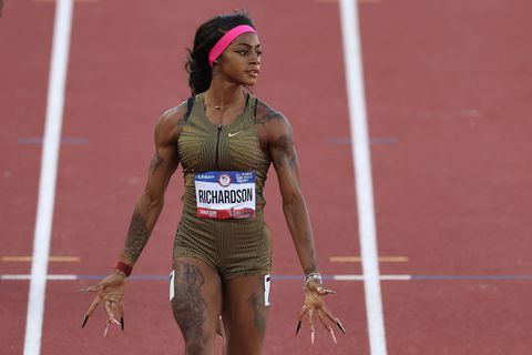 Sprintdiva Sha’Carri Richardson rent ondanks losse schoenveter (en heksennagels) naar prima tijd