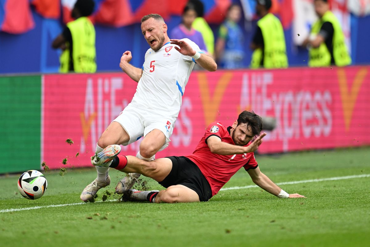 Georgië pakt eerste EK-punt ooit dankzij Ajax-flop en ongelukkig Tsjechië