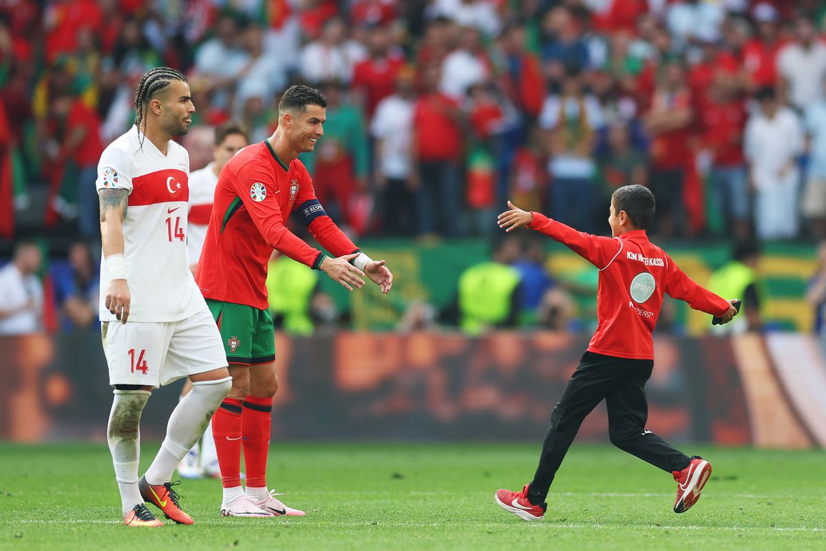 Cristiano Ronaldo zorgt voor hartverwarmend gebaar richting jonge veldbestormer, maar wordt er daarna helemaal gek van