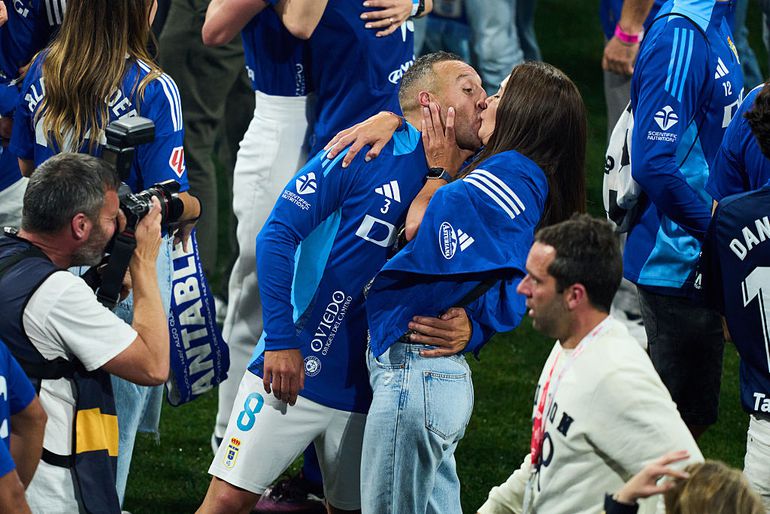 Droom van voetballegende (40) komt eindelijk uit, vrouw zoent hem vol overgave