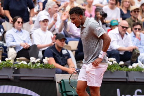 Spraakmakende toptennisser meldt zich weken na beschuldiging af voor Wimbledon