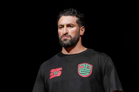 Topvechter Jamal Ben Saddik doorbreekt stilte na horrorblessure: 'Ik kom sterker terug'