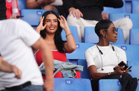 Vriendin van Real Madrid-ster Jude Bellingham steelt de show met uniek topje